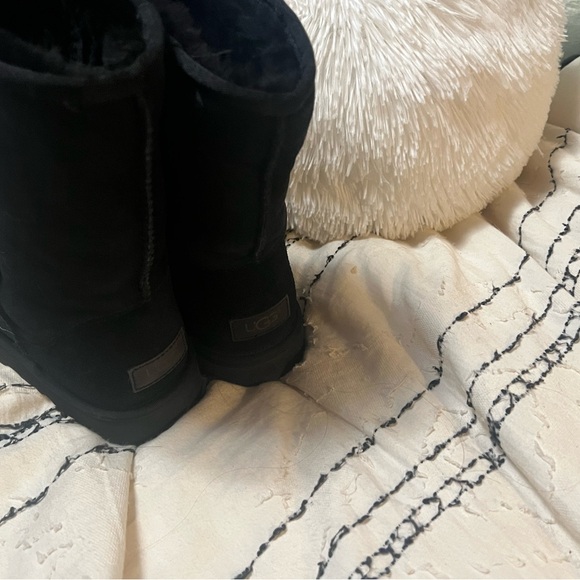 black uggs - Picture 3 of 4